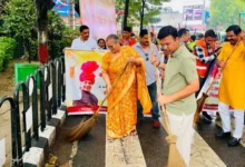 Lucknow Municipal Corporation cleanliness campaign 2026, Rajnath Singh birthday celebration Lucknow, Lucknow 110 wards cleanliness drive, Swachh Lucknow Abhiyan latest news, Lucknow Nagar Nigam cleaning drive, Mayor Sushma Kharakwal news, Lucknow city development news,Lucknow Municipal Corporation Mega Cleanliness Drive, Rajnath Singh Birthday Lucknow, Swachh Lucknow Campaign, Lucknow Nagar Nigam News, Mayor Sushma Kharakwal, Lucknow Clean City Mission, UP Latest News, Lucknow Development News, Cleanliness Drive Uttar Pradesh,लखनऊ नगर निगम मेगा सफाई अभियान, राजनाथ सिंह जन्मदिन सफाई अभियान, हजरतगंज स्वच्छता अभियान, महापौर सुषमा खर्कवाल सफाई करते हुए, लखनऊ के 110 वार्डों में सफाई,Lucknow Municipal Corporation Cleanliness Drive, Rajnath Singh Birthday Cleanliness Campaign, Swachh Lucknow Mission, Mayor Sushma Kharakwal Cleaning Drive, Lucknow 110 Wards Cleaning Campaign,लखनऊ, हजरतगंज, उत्तर प्रदेश, लखनऊ नगर निगम, महापौर सुषमा खर्कवाल, नगर आयुक्त गौरव कुमार, राजनाथ सिंह, उत्तर प्रदेश सरकार, Lucknow Uttar Pradesh, comma,,