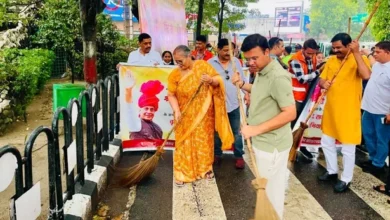 Lucknow Municipal Corporation cleanliness campaign 2026, Rajnath Singh birthday celebration Lucknow, Lucknow 110 wards cleanliness drive, Swachh Lucknow Abhiyan latest news, Lucknow Nagar Nigam cleaning drive, Mayor Sushma Kharakwal news, Lucknow city development news,Lucknow Municipal Corporation Mega Cleanliness Drive, Rajnath Singh Birthday Lucknow, Swachh Lucknow Campaign, Lucknow Nagar Nigam News, Mayor Sushma Kharakwal, Lucknow Clean City Mission, UP Latest News, Lucknow Development News, Cleanliness Drive Uttar Pradesh,लखनऊ नगर निगम मेगा सफाई अभियान, राजनाथ सिंह जन्मदिन सफाई अभियान, हजरतगंज स्वच्छता अभियान, महापौर सुषमा खर्कवाल सफाई करते हुए, लखनऊ के 110 वार्डों में सफाई,Lucknow Municipal Corporation Cleanliness Drive, Rajnath Singh Birthday Cleanliness Campaign, Swachh Lucknow Mission, Mayor Sushma Kharakwal Cleaning Drive, Lucknow 110 Wards Cleaning Campaign,लखनऊ, हजरतगंज, उत्तर प्रदेश, लखनऊ नगर निगम, महापौर सुषमा खर्कवाल, नगर आयुक्त गौरव कुमार, राजनाथ सिंह, उत्तर प्रदेश सरकार, Lucknow Uttar Pradesh, comma,,