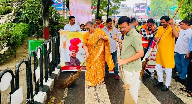 Lucknow Municipal Corporation cleanliness campaign 2026, Rajnath Singh birthday celebration Lucknow, Lucknow 110 wards cleanliness drive, Swachh Lucknow Abhiyan latest news, Lucknow Nagar Nigam cleaning drive, Mayor Sushma Kharakwal news, Lucknow city development news,Lucknow Municipal Corporation Mega Cleanliness Drive, Rajnath Singh Birthday Lucknow, Swachh Lucknow Campaign, Lucknow Nagar Nigam News, Mayor Sushma Kharakwal, Lucknow Clean City Mission, UP Latest News, Lucknow Development News, Cleanliness Drive Uttar Pradesh,लखनऊ नगर निगम मेगा सफाई अभियान, राजनाथ सिंह जन्मदिन सफाई अभियान, हजरतगंज स्वच्छता अभियान, महापौर सुषमा खर्कवाल सफाई करते हुए, लखनऊ के 110 वार्डों में सफाई,Lucknow Municipal Corporation Cleanliness Drive, Rajnath Singh Birthday Cleanliness Campaign, Swachh Lucknow Mission, Mayor Sushma Kharakwal Cleaning Drive, Lucknow 110 Wards Cleaning Campaign,लखनऊ, हजरतगंज, उत्तर प्रदेश, लखनऊ नगर निगम, महापौर सुषमा खर्कवाल, नगर आयुक्त गौरव कुमार, राजनाथ सिंह, उत्तर प्रदेश सरकार, Lucknow Uttar Pradesh, comma,,