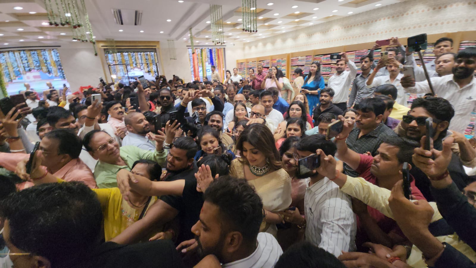 शिल्पा शेट्टी वाराणसी, शिल्पा शेट्टी काशी दौरा, वाराणसी समाचार, बाबा विश्वनाथ मंदिर, शिल्पा शेट्टी फैंस, बॉलीवुड न्यूज, काशी न्यूज, वाराणसी सेलिब्रिटी न्यूज, शिल्पा शेट्टी फोटो, बनारस न्यूज, यूपी मनोरंजन खबर, बॉलीवुड अभिनेत्री, काशी विश्वनाथ दर्शन,Shilpa Shetty Varanasi Visit, Shilpa Shetty in Kashi, Varanasi News, Bollywood News, Shilpa Shetty Fans, Baba Vishwanath Temple, Shilpa Shetty Latest News, Celebrity Visit Varanasi, Kashi News, Uttar Pradesh Entertainment News, Bollywood Actress,शिल्पा शेट्टी वाराणसी फोटो, शिल्पा शेट्टी काशी, बाबा विश्वनाथ मंदिर, फैंस की भीड़, बॉलीवुड अभिनेत्री, वाराणसी कार्यक्रम,Shilpa Shetty Varanasi Photo, Shilpa Shetty Kashi Visit, Baba Vishwanath Temple, Celebrity Crowd, Bollywood Actress, Varanasi Event,Shilpa Shetty Latest News, Shilpa Shetty Varanasi Visit, Bollywood Celebrity News, Kashi News Today, Baba Vishwanath Temple News, Varanasi Breaking News, Bollywood Actress Visit UP, Celebrity Crowd Video, Hindi Entertainment News,#ShilpaShetty #Varanasi #Kashi #BabaVishwanath #BollywoodNews #CelebrityNews #UPNews #VaranasiNews #KashiVishwanath #EntertainmentNews #BollywoodActress #BreakingNews #HindiNews #IndiaNews,