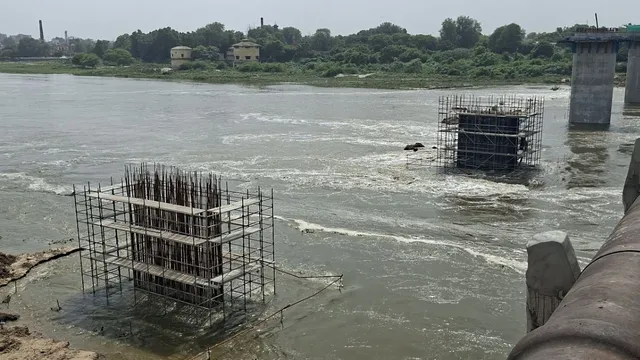 आगरा मेट्रो पुल, Agra Metro News, यमुना जलस्तर बढ़ा, आगरा मेट्रो ब्रिज निर्माण, यूपीएमआरसी, आगरा समाचार, यमुना बाढ़ अपडेट, आगरा विकास परियोजना, मेट्रो पुल निर्माण, उत्तर प्रदेश न्यूज, आगरा लेटेस्ट न्यूज,Agra Metro Bridge, Agra Metro News, Yamuna Water Level Rise, UPMRC News, Agra Metro Construction, Yamuna Flood Update, Uttar Pradesh News, Metro Project Update, Agra Development Project, India Infrastructure News,आगरा मेट्रो यमुना पुल, निर्माणाधीन मेट्रो पिलर, यमुना जलस्तर, यूपीएमआरसी टीम, आगरा मेट्रो प्रोजेक्ट, बाढ़ निगरानी,Agra Metro Yamuna Bridge, Metro Pillar Construction, Yamuna River Water Level, UPMRC Team, Agra Metro Project, CCTV Monitoring,#AgraMetro, #AgraNews, #YamunaRiver, #YamunaFlood, #UPMRC, #MetroProject, #InfrastructureNews, #UttarPradeshNews, #AgraDevelopment, #BreakingNews, #IndiaNews, #UPNews, #FloodAlert, #MetroUpdate, #SmartCityAgra,