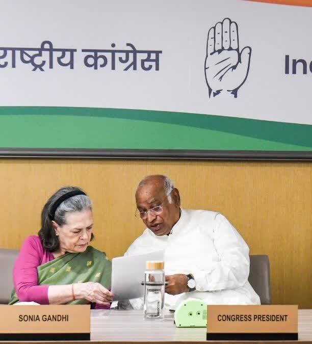 वंदे मातरम् विवाद, वंदे मातरम् कांग्रेस, कांग्रेस वंदे मातरम्, केसी वेणुगोपाल वंदे मातरम्, कांग्रेस दो अंतरे वंदे मातरम्, वंदे मातरम् के दो अंतरे, CWC बैठक 2026, कांग्रेस कार्य समिति बैठक, मल्लिकार्जुन खरगे वंदे मातरम्, जयराम रमेश वंदे मातरम्, सोनिया गांधी वंदे मातरम् विवाद, कांग्रेस भाजपा वंदे मातरम् विवाद, 1937 वंदे मातरम् प्रस्ताव, राष्ट्रगीत वंदे मातरम्, राष्ट्रगान जन गण मन, कांग्रेस का रुख, दिल्ली कांग्रेस बैठक, राष्ट्रीय राजनीति, Vande Mataram controversy, Congress Vande Mataram, Congress two stanzas Vande Mataram, KC Venugopal Vande Mataram, Congress CWC meeting 2026, Vande Mataram two stanzas, Mallikarjun Kharge Vande Mataram, Jairam Ramesh Vande Mataram, Sonia Gandhi Vande Mataram controversy, Congress BJP Vande Mataram row, 1937 Vande Mataram resolution, Vande Mataram national song, Jana Gana Mana national anthem, Congress latest news, Indian politics 2026, वंदे मातरम् पर कांग्रेस का क्या रुख है, Congress Vande Mataram latest statement, केसी वेणुगोपाल ने वंदे मातरम् पर क्या कहा, कांग्रेस सिर्फ दो अंतरे क्यों गाएगी, Vande Mataram two stanzas controversy, 1937 Congress Vande Mataram resolution, CWC meeting Vande Mataram, Mallikarjun Kharge 1937 resolution, Sonia Gandhi Vande Mataram controversy, BJP Congress Vande Mataram dispute, वंदे मातरम् विवाद लेटेस्ट न्यूज, कांग्रेस CWC बैठक 2026,#VandeMataram, #VandeMataramControversy, #Congress, #CWCMeeting, #KCVenugopal, #MallikarjunKharge, #JairamRamesh, #SoniaGandhi, #RahulGandhi, #CongressNews, #BJP, #IndianPolitics, #NationalSong, #JanaGanaMana, #DelhiNews, #PoliticalNews, #वंदेमातरम्, #वंदेमातरमविवाद, #कांग्रेस, #सीडब्ल्यूसी, #केसीवेणुगोपाल, #मल्लिकार्जुनखरगे, #जयरामरमेश, #सोनियागांधी, #राहुलगांधी, #राजनीतिकखबर,