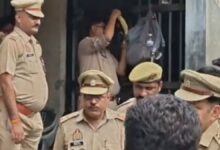 संभल कोर्ट परिसर में पुलिसकर्मियों की मारपीट, संभल कोर्ट मारपीट वीडियो, संभल जिला न्यायालय पुलिस विवाद, संभल पुलिसकर्मी मारपीट, संभल कोर्ट वायरल वीडियो, कैदी को बैरक में रखने पर विवाद, संभल पुलिस खबर, संभल जिला न्यायालय समाचार, चंदौसी पुलिस, GRP पुलिसकर्मी विवाद, बंदीगृह पुलिसकर्मी मारपीट, उत्तर प्रदेश पुलिस विवाद, यूपी पुलिस न्यूज, संभल क्राइम न्यूज,Sambhal court police clash, Sambhal court police fight, Sambhal court viral video, Sambhal police news, Sambhal district court fight, police personnel fight in Sambhal court, GRP police clash Sambhal, jail police personnel dispute, prisoner barrack dispute, Sambhal crime news, Uttar Pradesh police news, Sambhal district news, Chandausi police investigation,