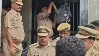 संभल कोर्ट परिसर में पुलिसकर्मियों की मारपीट, संभल कोर्ट मारपीट वीडियो, संभल जिला न्यायालय पुलिस विवाद, संभल पुलिसकर्मी मारपीट, संभल कोर्ट वायरल वीडियो, कैदी को बैरक में रखने पर विवाद, संभल पुलिस खबर, संभल जिला न्यायालय समाचार, चंदौसी पुलिस, GRP पुलिसकर्मी विवाद, बंदीगृह पुलिसकर्मी मारपीट, उत्तर प्रदेश पुलिस विवाद, यूपी पुलिस न्यूज, संभल क्राइम न्यूज,Sambhal court police clash, Sambhal court police fight, Sambhal court viral video, Sambhal police news, Sambhal district court fight, police personnel fight in Sambhal court, GRP police clash Sambhal, jail police personnel dispute, prisoner barrack dispute, Sambhal crime news, Uttar Pradesh police news, Sambhal district news, Chandausi police investigation,