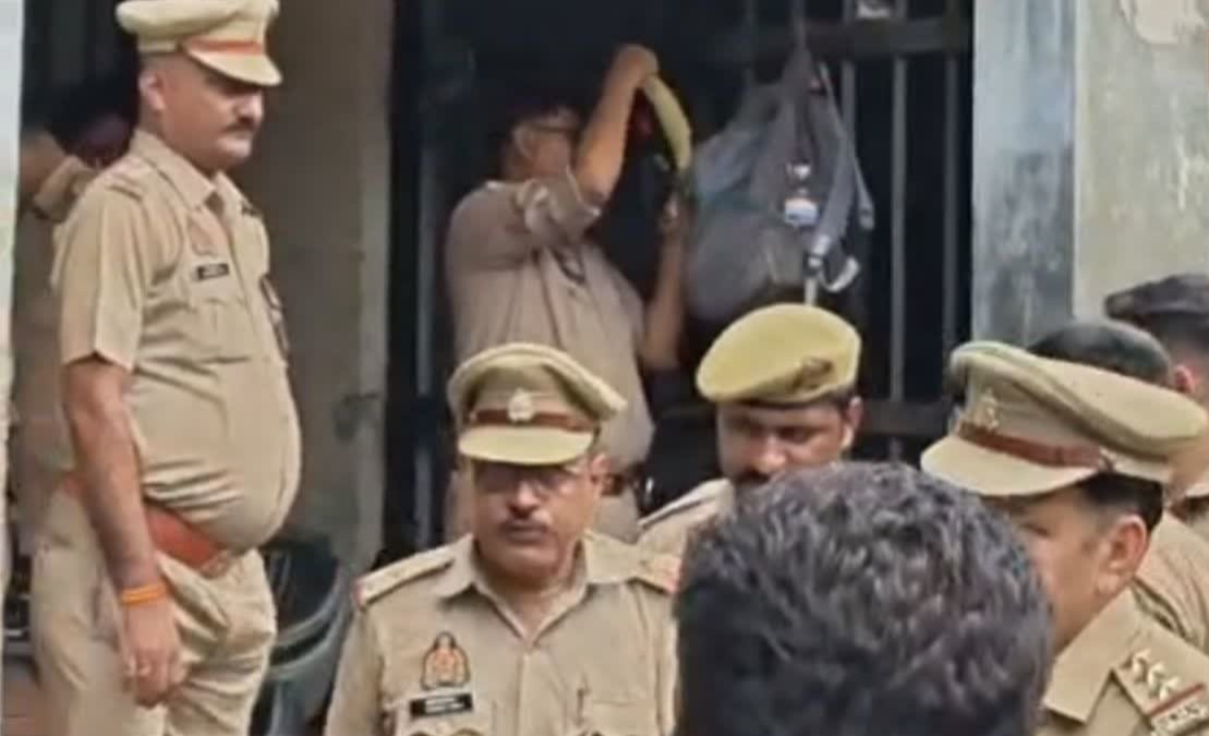 संभल कोर्ट परिसर में पुलिसकर्मियों की मारपीट, संभल कोर्ट मारपीट वीडियो, संभल जिला न्यायालय पुलिस विवाद, संभल पुलिसकर्मी मारपीट, संभल कोर्ट वायरल वीडियो, कैदी को बैरक में रखने पर विवाद, संभल पुलिस खबर, संभल जिला न्यायालय समाचार, चंदौसी पुलिस, GRP पुलिसकर्मी विवाद, बंदीगृह पुलिसकर्मी मारपीट, उत्तर प्रदेश पुलिस विवाद, यूपी पुलिस न्यूज, संभल क्राइम न्यूज,Sambhal court police clash, Sambhal court police fight, Sambhal court viral video, Sambhal police news, Sambhal district court fight, police personnel fight in Sambhal court, GRP police clash Sambhal, jail police personnel dispute, prisoner barrack dispute, Sambhal crime news, Uttar Pradesh police news, Sambhal district news, Chandausi police investigation,