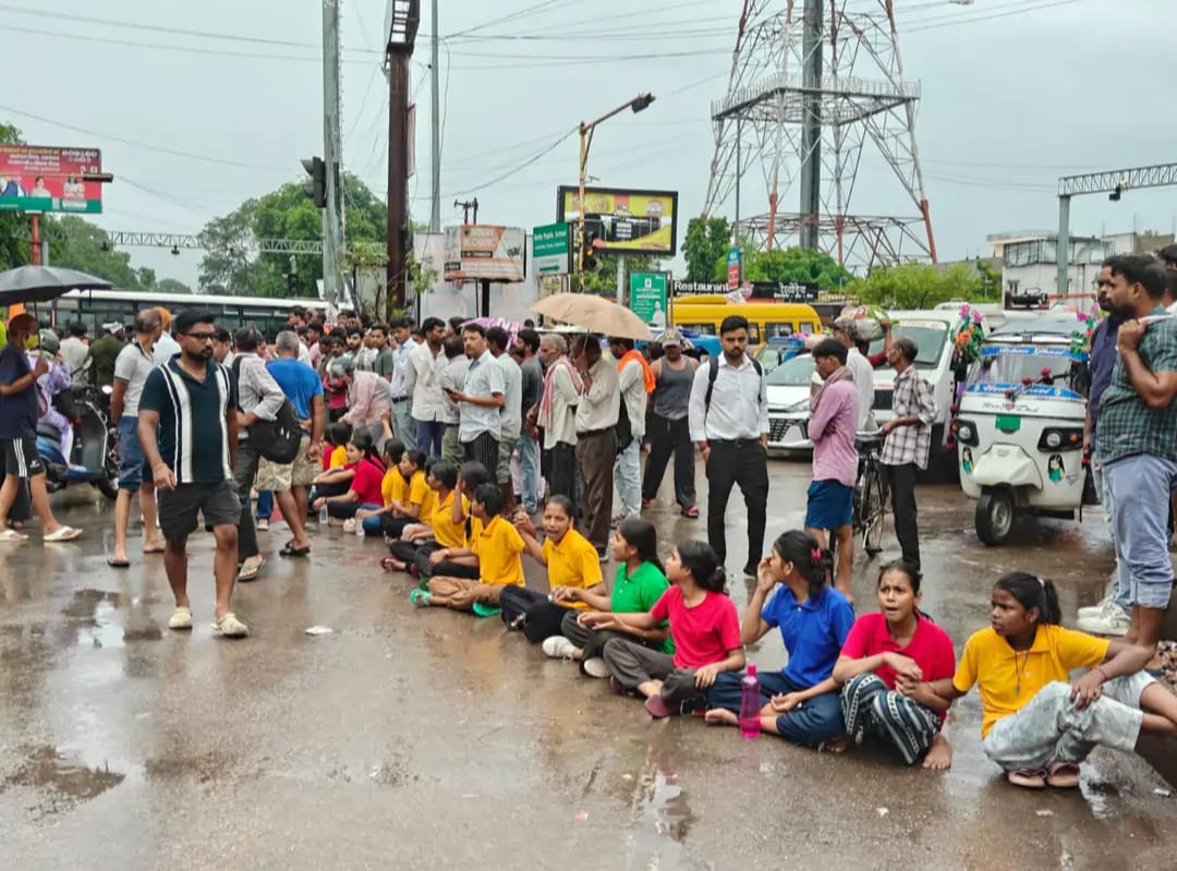 #LucknowNews, #Lucknow, #LucknowBreakingNews, #StudentProtest, #GirlsStudents, #Dubbaga, #KanpurBypass, #LucknowTraffic, #UPNews, #UttarPradesh, #EducationNews, #SchoolNews, #TeacherShortage, #StudentDemand, #MohanRoad, #DistrictMagistrateLucknow, #SocialWelfareDepartment, #StudentProtestLucknow, Lucknow News, Lucknow Student Protest, Lucknow Girls Students Protest, Dubbaga News, Dubbaga Kanpur Bypass Traffic Jam, Kanpur Bypass Jam Lucknow, Lucknow School News, Teacher Shortage in Lucknow School, JP Narayan Sarvodaya Girls School, Mohan Road Lucknow, Girls Students Protest, Lucknow Traffic News, UP Education News, School Teacher Shortage, Lucknow Breaking News, District Magistrate Lucknow, Social Welfare Department UP, Student Protest Lucknow, लखनऊ न्यूज, Lucknow News, लखनऊ छात्रा प्रदर्शन, लखनऊ छात्राओं का प्रदर्शन, दुबग्गा न्यूज, दुबग्गा कानपुर बाईपास जाम, कानपुर बाईपास जाम, लखनऊ में छात्राओं का प्रदर्शन, शिक्षकों की कमी, स्कूल में शिक्षकों की कमी, जयप्रकाश नारायण सर्वोदय बालिका विद्यालय, मोहान रोड स्कूल, लखनऊ स्कूल न्यूज, छात्राओं की मांग, जिलाधिकारी लखनऊ, लखनऊ ट्रैफिक जाम, उत्तर प्रदेश शिक्षा समाचार, यूपी स्कूल न्यूज, छात्र प्रदर्शन, स्कूल व्यवस्था, समाज कल्याण विभाग, लखनऊ ब्रेकिंग न्यूज,