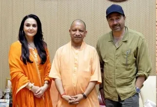 बटवारा 1947 कब रिलीज होगी, बटवारा 1947 फिल्म की कहानी, बटवारा 1947 स्टार कास्ट, सनी देओल की नई फिल्म, प्रीति जिंटा की नई फिल्म, सनी देओल प्रीति जिंटा फिल्म, बटवारा 1947 लखनऊ प्रमोशन, सनी देओल योगी आदित्यनाथ मुलाकात, प्रीति जिंटा योगी आदित्यनाथ, 1947 पार्टिशन पर बनी फिल्म, Batwara 1947 release date, Batwara 1947 cast, Batwara 1947 story, Sunny Deol new movie, Preity Zinta new movie, Sunny Deol Preity Zinta movie, Batwara 1947 Lucknow promotion, Sunny Deol Yogi Adityanath meeting, Partition 1947 movie, Bollywood latest news, #Batwara1947, #बटवारा1947, #SunnyDeol, #PreityZinta, #KaranDeol, #YogiAdityanath, #Lucknow, #LucknowNews, #UttarPradesh, #Bollywood, #BollywoodNews, #EntertainmentNews, #MovieRelease, #FilmPromotion, #Partition1947, #1947Partition, #HindiCinema, #SunnyDeolPreityZinta, #बॉलीवुडन्यूज, #फिल्मन्यूज,