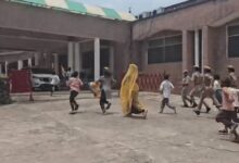 हमीरपुर सड़क प्रदर्शन, हमीरपुर सड़क विवाद, हमीरपुर में बच्चों का प्रदर्शन, हमीरपुर कलेक्ट्रेट प्रदर्शन, चंदूपुर सड़क निर्माण, हमीरपुर सड़क निर्माण, यूपी सड़क समस्या, हमीरपुर न्यूज, हमीरपुर लेटेस्ट न्यूज, कुरारा सड़क समस्या, चंदूपुर गांव सड़क, ग्रामीणों का प्रदर्शन, बच्चों का तिरंगा प्रदर्शन, यूपी ग्रामीण सड़क, बारिश में सड़क की समस्या, हमीरपुर जिलाधिकारी अभिषेक गोयल, हमीरपुर डीएम, लोक निर्माण विभाग हमीरपुर, सदर विधायक हमीरपुर, उत्तर प्रदेश समाचार, Hamirpur road protest, Hamirpur road construction, Hamirpur UP news, Hamirpur latest news, children protest in Hamirpur, Hamirpur collectorate protest, Chandupur road issue, Chandupur village road, UP road protest, Uttar Pradesh road news, Hamirpur district news, Hamirpur DM Abhishek Goyal, Hamirpur District Magistrate, PWD Hamirpur, Hamirpur Sadar MLA, rural road problem UP, school children protest, Tiranga protest Hamirpur, monsoon road problem, Uttar Pradesh latest news, #हमीरपुर, #Hamirpur, #HamirpurNews, #UPNews, #UttarPradeshNews, #हमीरपुरन्यूज, #सड़कप्रदर्शन, #RoadProtest, #RoadConstruction, #Chandupur, #चंदूपुर, #कलेक्ट्रेटप्रदर्शन, #ChildrenProtest, #TirangaYatra, #तिरंगायात्रा, #UPLatestNews, #RuralRoad, #HamirpurDM, #AbhishekGoyal, #PWDHamirpur, #उत्तरप्रदेशसमाचार,