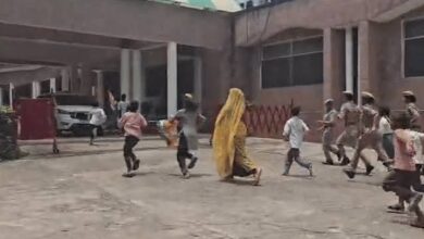 हमीरपुर सड़क प्रदर्शन, हमीरपुर सड़क विवाद, हमीरपुर में बच्चों का प्रदर्शन, हमीरपुर कलेक्ट्रेट प्रदर्शन, चंदूपुर सड़क निर्माण, हमीरपुर सड़क निर्माण, यूपी सड़क समस्या, हमीरपुर न्यूज, हमीरपुर लेटेस्ट न्यूज, कुरारा सड़क समस्या, चंदूपुर गांव सड़क, ग्रामीणों का प्रदर्शन, बच्चों का तिरंगा प्रदर्शन, यूपी ग्रामीण सड़क, बारिश में सड़क की समस्या, हमीरपुर जिलाधिकारी अभिषेक गोयल, हमीरपुर डीएम, लोक निर्माण विभाग हमीरपुर, सदर विधायक हमीरपुर, उत्तर प्रदेश समाचार, Hamirpur road protest, Hamirpur road construction, Hamirpur UP news, Hamirpur latest news, children protest in Hamirpur, Hamirpur collectorate protest, Chandupur road issue, Chandupur village road, UP road protest, Uttar Pradesh road news, Hamirpur district news, Hamirpur DM Abhishek Goyal, Hamirpur District Magistrate, PWD Hamirpur, Hamirpur Sadar MLA, rural road problem UP, school children protest, Tiranga protest Hamirpur, monsoon road problem, Uttar Pradesh latest news, #हमीरपुर, #Hamirpur, #HamirpurNews, #UPNews, #UttarPradeshNews, #हमीरपुरन्यूज, #सड़कप्रदर्शन, #RoadProtest, #RoadConstruction, #Chandupur, #चंदूपुर, #कलेक्ट्रेटप्रदर्शन, #ChildrenProtest, #TirangaYatra, #तिरंगायात्रा, #UPLatestNews, #RuralRoad, #HamirpurDM, #AbhishekGoyal, #PWDHamirpur, #उत्तरप्रदेशसमाचार,