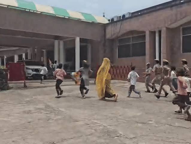 हमीरपुर सड़क प्रदर्शन, हमीरपुर सड़क विवाद, हमीरपुर में बच्चों का प्रदर्शन, हमीरपुर कलेक्ट्रेट प्रदर्शन, चंदूपुर सड़क निर्माण, हमीरपुर सड़क निर्माण, यूपी सड़क समस्या, हमीरपुर न्यूज, हमीरपुर लेटेस्ट न्यूज, कुरारा सड़क समस्या, चंदूपुर गांव सड़क, ग्रामीणों का प्रदर्शन, बच्चों का तिरंगा प्रदर्शन, यूपी ग्रामीण सड़क, बारिश में सड़क की समस्या, हमीरपुर जिलाधिकारी अभिषेक गोयल, हमीरपुर डीएम, लोक निर्माण विभाग हमीरपुर, सदर विधायक हमीरपुर, उत्तर प्रदेश समाचार, Hamirpur road protest, Hamirpur road construction, Hamirpur UP news, Hamirpur latest news, children protest in Hamirpur, Hamirpur collectorate protest, Chandupur road issue, Chandupur village road, UP road protest, Uttar Pradesh road news, Hamirpur district news, Hamirpur DM Abhishek Goyal, Hamirpur District Magistrate, PWD Hamirpur, Hamirpur Sadar MLA, rural road problem UP, school children protest, Tiranga protest Hamirpur, monsoon road problem, Uttar Pradesh latest news, #हमीरपुर, #Hamirpur, #HamirpurNews, #UPNews, #UttarPradeshNews, #हमीरपुरन्यूज, #सड़कप्रदर्शन, #RoadProtest, #RoadConstruction, #Chandupur, #चंदूपुर, #कलेक्ट्रेटप्रदर्शन, #ChildrenProtest, #TirangaYatra, #तिरंगायात्रा, #UPLatestNews, #RuralRoad, #HamirpurDM, #AbhishekGoyal, #PWDHamirpur, #उत्तरप्रदेशसमाचार,