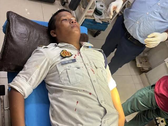 लखनऊ चेन स्नैचिंग, लखनऊ चेन लूट, लखनऊ चेन लुटेरा, लखनऊ में चेन स्नैचिंग, लखनऊ क्राइम न्यूज, लखनऊ अपराध समाचार, लखनऊ पुलिस, लखनऊ ट्रैफिक पुलिस, ट्रैफिक सिपाही नवीन चौधरी, नवीन चौधरी पुलिसकर्मी, मड़ियांव चेन स्नैचिंग, मड़ियांव ढाल चेन लूट, लखनऊ चेन स्नैचर गिरफ्तार, महिला की चेन लूट, चेन लुटेरे ने पुलिस पर हमला, पुलिसकर्मी की बहादुरी, लखनऊ पुलिसकर्मी सम्मान, पुलिस आयुक्त लखनऊ, 10 हजार रुपये इनाम, रक्षाबंधन लखनऊ सुरक्षा, लखनऊ क्राइम अपडेट, Lucknow Chain Snatching, Lucknow Chain Snatching News, Lucknow Crime News, Lucknow Chain Snatcher, Lucknow Chain Robbery, Lucknow Police, Lucknow Traffic Police, Traffic Constable Naveen Chaudhary, Naveen Chaudhary Police, Madiyaon Chain Snatching, Madiyaon Chain Robbery, Lucknow Chain Snatcher Arrest, Chain Snatcher Attacks Police, Police Constable Bravery, Lucknow Police Commissioner, Lucknow Crime Update, Raksha Bandhan Security Lucknow, Chain Snatching Case Lucknow, #लखनऊचेनस्नैचिंग, #लखनऊक्राइम, #लखनऊपुलिस, #चेनस्नैचिंग, #चेनलुटेरा, #मड़ियांव, #नवीनचौधरी, #ट्रैफिकपुलिस, #पुलिसकीबहादुरी, #LucknowChainSnatching, #LucknowCrime, #LucknowPolice, #ChainSnatching, #ChainSnatcher, #Madiyaon, #NaveenChaudhary, #LucknowTrafficPolice, #PoliceBravery, #CrimeNews, #UPPolice, #UttarPradeshPolice, #RakshaBandhan, #LucknowNews,