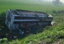 #LakhimpurKheri #UPBusAccident #KanwariyaBusAccident #LakhimpurKheriNews #Ucholiya #Shahjahanpur #Haridwar #Ayodhya #Kanwariya #KanwarYatra #BusAccident #RoadAccident #UttarPradesh #UPNews #BreakingNews #LatestNews #लखीमपुरखीरी #बसहादसा #कांवड़िया #कांवड़यात्रा #यूपीहादसा #उचौलिया #शाहजहांपुर #हरिद्वार #अयोध्या #सड़कहादसा, लखीमपुर खीरी में कांवड़ियों की बस पलटी, उचौलिया में बस हादसा, हरिद्वार से अयोध्या जा रही बस दुर्घटनाग्रस्त, कांवड़ियों की बस में 40 घायल, लखीमपुर खीरी बस हादसे में एक की मौत, शाहजहांपुर रेफर गंभीर घायल, चालक को झपकी आने से बस हादसा, Lakhimpur Kheri Kanwariya bus accident, Kanwariya bus overturned in UP, Haridwar to Ayodhya bus accident, Ucholiya Gurudwara bus accident, 40 injured in Lakhimpur Kheri, one dead in Kanwariya bus accident, Shahjahanpur referred injured, driver dozed off bus accident, Lakhimpur Kheri Bus Accident, UP Bus Accident, Lakhimpur Kheri Kanwariya Bus Accident, Kanwariya Bus Accident UP, Haridwar to Ayodhya bus accident, Ucholiya bus accident, Lakhimpur Kheri accident news, 40 injured in Lakhimpur Kheri, one dead in UP bus accident, Kanwariya bus overturned, Shahjahanpur referred injured, driver dozed off bus accident, Uttar Pradesh latest news,