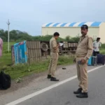 Jhansi bus accident today, Jhansi bus accident latest news, Indore Lucknow bus accident 2026, Jhansi NH 27 accident today, Jhansi bus overturned 16 injured, Jhansi road accident latest, Shatabdi Basera Travels accident, Jhansi bus accident reason, Jhansi UP accident news, Indore to Lucknow bus accident latest update, 16 passengers injured Jhansi,झांसी में इंदौर लखनऊ बस पलटी, झांसी बस हादसे में 16 घायल, नेशनल हाईवे 27 पर बस दुर्घटना, झांसी में पलटी यात्री बस, इंदौर से लखनऊ जा रही बस का हादसा, झांसी सड़क हादसा, बस हादसे के बाद राहत बचाव कार्य,