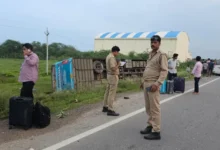 Jhansi bus accident today, Jhansi bus accident latest news, Indore Lucknow bus accident 2026, Jhansi NH 27 accident today, Jhansi bus overturned 16 injured, Jhansi road accident latest, Shatabdi Basera Travels accident, Jhansi bus accident reason, Jhansi UP accident news, Indore to Lucknow bus accident latest update, 16 passengers injured Jhansi,झांसी में इंदौर लखनऊ बस पलटी, झांसी बस हादसे में 16 घायल, नेशनल हाईवे 27 पर बस दुर्घटना, झांसी में पलटी यात्री बस, इंदौर से लखनऊ जा रही बस का हादसा, झांसी सड़क हादसा, बस हादसे के बाद राहत बचाव कार्य,