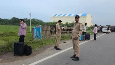 Jhansi bus accident today, Jhansi bus accident latest news, Indore Lucknow bus accident 2026, Jhansi NH 27 accident today, Jhansi bus overturned 16 injured, Jhansi road accident latest, Shatabdi Basera Travels accident, Jhansi bus accident reason, Jhansi UP accident news, Indore to Lucknow bus accident latest update, 16 passengers injured Jhansi,झांसी में इंदौर लखनऊ बस पलटी, झांसी बस हादसे में 16 घायल, नेशनल हाईवे 27 पर बस दुर्घटना, झांसी में पलटी यात्री बस, इंदौर से लखनऊ जा रही बस का हादसा, झांसी सड़क हादसा, बस हादसे के बाद राहत बचाव कार्य,