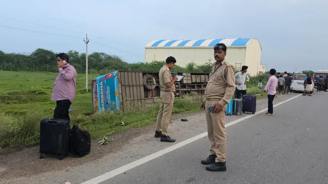 Jhansi bus accident today, Jhansi bus accident latest news, Indore Lucknow bus accident 2026, Jhansi NH 27 accident today, Jhansi bus overturned 16 injured, Jhansi road accident latest, Shatabdi Basera Travels accident, Jhansi bus accident reason, Jhansi UP accident news, Indore to Lucknow bus accident latest update, 16 passengers injured Jhansi,झांसी में इंदौर लखनऊ बस पलटी, झांसी बस हादसे में 16 घायल, नेशनल हाईवे 27 पर बस दुर्घटना, झांसी में पलटी यात्री बस, इंदौर से लखनऊ जा रही बस का हादसा, झांसी सड़क हादसा, बस हादसे के बाद राहत बचाव कार्य,