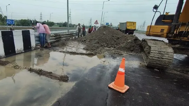 #LucknowKanpurExpressway #LucknowKanpurExpresswayNews #LucknowKanpurExpresswayLatest #Unnao #UnnaoNews #LucknowNews #KanpurNews #UttarPradesh #UPNews #Expressway #ExpresswayNews #RoadSinking #Waterlogging #RoadSafety #RoadDamage #InfrastructureNews #UPInfrastructure #लखनऊकानपुरएक्सप्रेसवे #उन्नाव #सड़कधंसी #जलभराव #एक्सप्रेसवे #उत्तरप्रदेश #सड़कसुरक्षा ,लखनऊ कानपुर एक्सप्रेसवे पर सड़क क्यों धंस रही है, लखनऊ कानपुर एक्सप्रेसवे की ताजा खबर, लखनऊ कानपुर एक्सप्रेसवे पर पानी भरा, उन्नाव में एक्सप्रेसवे सड़क धंसी, लखनऊ कानपुर एक्सप्रेसवे 15 किलोमीटर सड़क धंसी, लखनऊ कानपुर एक्सप्रेसवे 200 मीटर जलभराव, लखनऊ कानपुर एक्सप्रेसवे पैचिंग की स्थिति, लखनऊ कानपुर एक्सप्रेसवे निर्माण गुणवत्ता, Lucknow Kanpur Expressway road sinking latest news, Lucknow Kanpur Expressway waterlogging today, Lucknow Kanpur Expressway Unnao road damage, Lucknow Kanpur Expressway construction quality issue, Lucknow Kanpur Expressway, Lucknow Kanpur Expressway road sinking, Lucknow Kanpur Expressway latest news, Lucknow Kanpur Expressway waterlogging, Unnao Expressway road damage, Lucknow Kanpur Expressway construction quality, Lucknow Kanpur Expressway rain damage, Lucknow Kanpur Expressway patchwork, PNC Expressway construction, Uttar Pradesh Expressway news, Lucknow Kanpur Expressway 2026, road sinking in Unnao, expressway safety news, Lucknow Kanpur Expressway latest update, लखनऊ कानपुर एक्सप्रेसवे, लखनऊ कानपुर एक्सप्रेसवे सड़क धंसी, लखनऊ कानपुर एक्सप्रेसवे न्यूज, लखनऊ कानपुर एक्सप्रेसवे की हालत, लखनऊ कानपुर एक्सप्रेसवे जलभराव, उन्नाव एक्सप्रेसवे सड़क धंसने की खबर, लखनऊ कानपुर एक्सप्रेसवे निर्माण गुणवत्ता, एक्सप्रेसवे सड़क धंसने की समस्या, उन्नाव सड़क हादसा खतरा, लखनऊ कानपुर एक्सप्रेसवे बारिश, लखनऊ कानपुर एक्सप्रेसवे पैचिंग, पीएनसी एक्सप्रेसवे निर्माण, उत्तर प्रदेश एक्सप्रेसवे न्यूज, यूपी सड़क निर्माण, लखनऊ कानपुर एक्सप्रेसवे लेटेस्ट न्यूज, लखनऊ कानपुर एक्सप्रेसवे 2026,