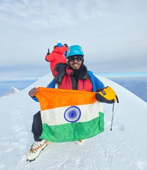 #MountKun, #MountKunSummit, #MountKunExpedition, #AnantSingh, #MountEverest, #EverestExpedition, #Mountaineering, #Ladakh, #Himalayas, #IndianMountaineer, #Mau, #MauNews, #UttarPradesh, #UPNews, #MuhammadabadGohna, #MountKun2026, #MountainExpedition, #AdventureNews, #माउंटकुन, #अनंतसिंह, #मऊ, #उत्तरप्रदेश, #पर्वतारोहण, #लद्दाख, #हिमालय, #एवरेस्ट, #तिरंगा, Mount Kun Summit, माउंट कुन फतह, माउंट कुन चोटी, मऊ के पर्वतारोही अनंत सिंह, अनंत सिंह माउंट कुन, लद्दाख माउंट कुन, माउंट कुन पर तिरंगा, 7077 मीटर माउंट कुन, मऊ पर्वतारोही, उत्तर प्रदेश पर्वतारोही, माउंट एवरेस्ट अभियान, अनंत सिंह एवरेस्ट मिशन, हिमालय पर्वतारोहण, पर्वतारोहण समाचार, माउंट कुन अभियान, लद्दाख पर्वतारोहण, मऊ समाचार, मुहम्मदाबाद गोहना, बरस्वां गांव, मऊ जिला, उत्तर प्रदेश, यूपी न्यूज, उपलब्धि समाचार, प्रेरणादायक खबर, खेल एवं साहसिक समाचार, Mount Kun Summit, Mount Kun Expedition, Mount Kun Climb, Anant Singh Mount Kun, Anant Singh Mountaineer, Mount Kun Ladakh, Mount Kun 7077 Metres, Mount Kun Summit 2026, Anant Singh Everest Mission, Mount Everest Expedition, Ladakh Mountaineering, Uttar Pradesh Mountaineer, Mau Mountaineer, Mau News, Muhammadabad Gohna, Barswan Mau, Himalayan Expedition, Indian Mountaineer, Mount Kun Tricolor, Mountaineering News India, Adventure News, UP News, Uttar Pradesh News,