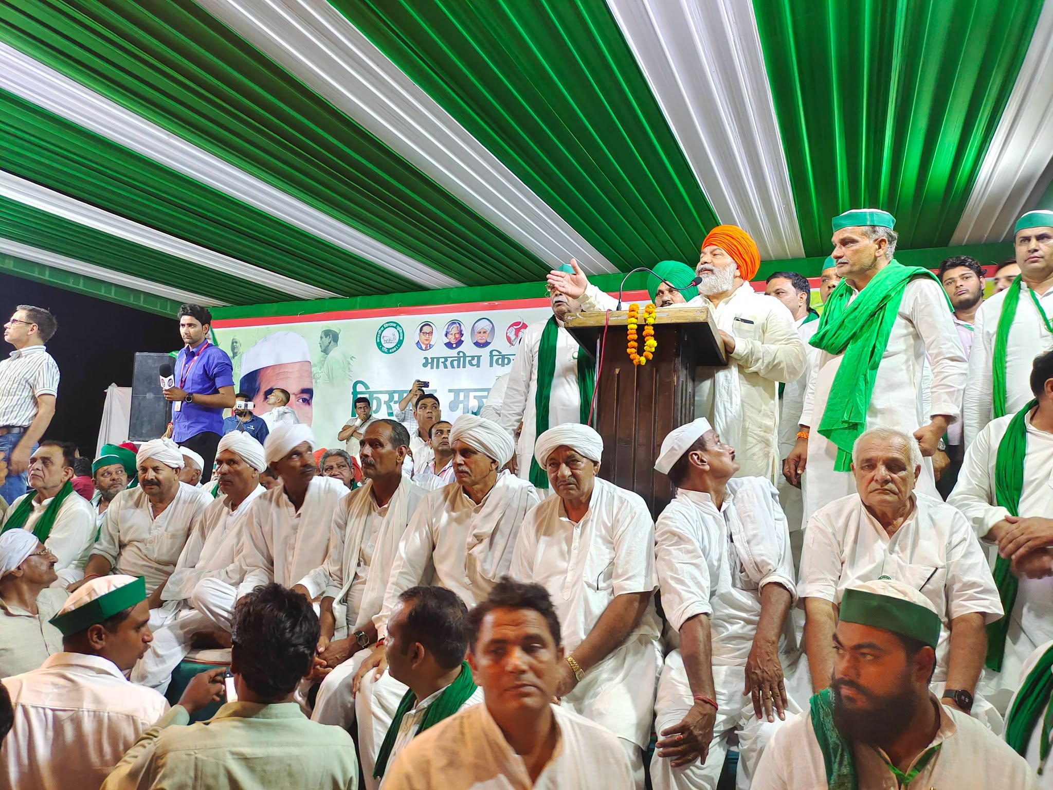 #Muzaffarnagar #BKU #RakeshTikait #NareshTikait #KisanMahapanchayat #FarmersNews #MSP #SugarcanePrice #UPNews #MuzaffarnagarNews #KisanAndolan ,Muzaffarnagar BKU night mahapanchayat, Muzaffarnagar farmers mahapanchayat, Rakesh Tikait mahapanchayat, Naresh Tikait, Bharatiya Kisan Union, BKU news, Muzaffarnagar farmer protest, MSP guarantee law, sugarcane price farmers, Muzaffarnagar farmers news, Western UP farmers, मुजफ्फरनगर भाकियू रात्रि महापंचायत, मुजफ्फरनगर किसान महापंचायत, राकेश टिकैत महापंचायत, नरेश टिकैत, भारतीय किसान यूनियन, भाकियू न्यूज, मुजफ्फरनगर किसान आंदोलन, MSP गारंटी कानून, गन्ने का दाम, किसानों की मांग, जीआईसी ग्राउंड मुजफ्फरनगर, पश्चिमी यूपी किसान, किसान पंचायत, उत्तर प्रदेश किसान समाचार,