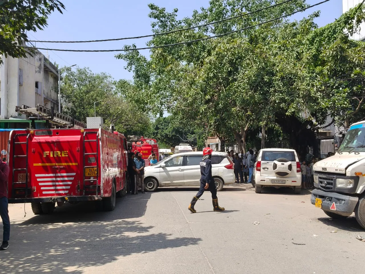 ओखला ऑक्सीजन सिलिंडर ब्लास्ट, ओखला सिलिंडर धमाका, दिल्ली ओखला हादसा, ओखला फेज 1 हादसा, दिल्ली ऑक्सीजन सिलिंडर विस्फोट, ऑक्सीजन सिलिंडर फटने से मौत, ओखला ब्लास्ट न्यूज, दिल्ली ब्लास्ट न्यूज, ओखला सामुदायिक भवन, सिलिंडर अनलोडिंग हादसा, दिल्ली हादसा, ओखला क्राइम न्यूज, दिल्ली फायर ब्रिगेड, ओखला पुलिस, दिल्ली हादसे की खबर, Okhla Oxygen Cylinder Blast, Okhla Cylinder Blast, Delhi Okhla Accident, Okhla Phase 1 Blast, Delhi Oxygen Cylinder Explosion, Oxygen Cylinder Blast Death, Okhla Blast News, Delhi Accident News, Okhla Community Hall, Oxygen Cylinder Unloading Accident, Delhi Fire Brigade, Okhla Police, #ओखला #ऑक्सीजनसिलिंडरब्लास्ट #ओखलाब्लास्ट #दिल्ली #दिल्लीहादसा #ओखलाफेज1 #DelhiNews #Okhla #OkhlaBlast #OxygenCylinderBlast #DelhiAccident ,