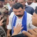 बाराबंकी में सांसद चंद्रशेखर के काफिले पर हमला, बाराबंकी चंद्रशेखर आजाद हमला, चंद्रशेखर आजाद काफिला पथराव, बाराबंकी न्यूज़, बाराबंकी क्राइम न्यूज़, उत्तर प्रदेश क्राइम न्यूज़, यूपी न्यूज़, रामनगर बाराबंकी, बुढ़वल चौराहा बाराबंकी, चंद्रशेखर आजाद गिरफ्तारी मामला, अमित सिंह गिरफ्तार, सांसद चंद्रशेखर हमला केस, चंद्रशेखर काफिला हमला एफआईआर, आजाद समाज पार्टी, नगीना सांसद चंद्रशेखर, बाराबंकी पुलिस, सीओ रामनगर गरिमा पंत, उत्तर प्रदेश पुलिस, गोंडा न्यूज़, विनोद साहनी मामला, कानून व्यवस्था उत्तर प्रदेश,Barabanki MP Chandrashekhar convoy attack, Chandrashekhar Azad convoy attack, Chandrashekhar Azad Barabanki news, Barabanki crime news, Barabanki latest news, Uttar Pradesh crime news, UP news, Ramnagar Barabanki, Budhwal Chowraha Barabanki, Chandrashekhar Azad attack case, Amit Singh arrested, Chandrashekhar Azad FIR, Azad Samaj Party news, Nagina MP Chandrashekhar Azad, Barabanki Police, Garima Pant CO Ramnagar, Uttar Pradesh Police, Gonda news, Vinod Sahani case, Chandrashekhar convoy stone pelting, Barabanki police investigation,#बाराबंकी, #Barabanki, #चंद्रशेखरआजाद, #ChandrashekharAzad, #चंद्रशेखर, #AzadSamajParty, #आजादसमाजपार्टी, #BarabankiNews, #UPNews, #UPPolice, #BarabankiPolice, #RamnagarBarabanki, #CrimeNews, #UPCrime, #NaginaMP, #ChandrashekharAzadNews,