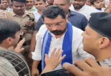 बाराबंकी में सांसद चंद्रशेखर के काफिले पर हमला, बाराबंकी चंद्रशेखर आजाद हमला, चंद्रशेखर आजाद काफिला पथराव, बाराबंकी न्यूज़, बाराबंकी क्राइम न्यूज़, उत्तर प्रदेश क्राइम न्यूज़, यूपी न्यूज़, रामनगर बाराबंकी, बुढ़वल चौराहा बाराबंकी, चंद्रशेखर आजाद गिरफ्तारी मामला, अमित सिंह गिरफ्तार, सांसद चंद्रशेखर हमला केस, चंद्रशेखर काफिला हमला एफआईआर, आजाद समाज पार्टी, नगीना सांसद चंद्रशेखर, बाराबंकी पुलिस, सीओ रामनगर गरिमा पंत, उत्तर प्रदेश पुलिस, गोंडा न्यूज़, विनोद साहनी मामला, कानून व्यवस्था उत्तर प्रदेश,Barabanki MP Chandrashekhar convoy attack, Chandrashekhar Azad convoy attack, Chandrashekhar Azad Barabanki news, Barabanki crime news, Barabanki latest news, Uttar Pradesh crime news, UP news, Ramnagar Barabanki, Budhwal Chowraha Barabanki, Chandrashekhar Azad attack case, Amit Singh arrested, Chandrashekhar Azad FIR, Azad Samaj Party news, Nagina MP Chandrashekhar Azad, Barabanki Police, Garima Pant CO Ramnagar, Uttar Pradesh Police, Gonda news, Vinod Sahani case, Chandrashekhar convoy stone pelting, Barabanki police investigation,#बाराबंकी, #Barabanki, #चंद्रशेखरआजाद, #ChandrashekharAzad, #चंद्रशेखर, #AzadSamajParty, #आजादसमाजपार्टी, #BarabankiNews, #UPNews, #UPPolice, #BarabankiPolice, #RamnagarBarabanki, #CrimeNews, #UPCrime, #NaginaMP, #ChandrashekharAzadNews,