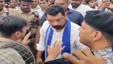 बाराबंकी में सांसद चंद्रशेखर के काफिले पर हमला, बाराबंकी चंद्रशेखर आजाद हमला, चंद्रशेखर आजाद काफिला पथराव, बाराबंकी न्यूज़, बाराबंकी क्राइम न्यूज़, उत्तर प्रदेश क्राइम न्यूज़, यूपी न्यूज़, रामनगर बाराबंकी, बुढ़वल चौराहा बाराबंकी, चंद्रशेखर आजाद गिरफ्तारी मामला, अमित सिंह गिरफ्तार, सांसद चंद्रशेखर हमला केस, चंद्रशेखर काफिला हमला एफआईआर, आजाद समाज पार्टी, नगीना सांसद चंद्रशेखर, बाराबंकी पुलिस, सीओ रामनगर गरिमा पंत, उत्तर प्रदेश पुलिस, गोंडा न्यूज़, विनोद साहनी मामला, कानून व्यवस्था उत्तर प्रदेश,Barabanki MP Chandrashekhar convoy attack, Chandrashekhar Azad convoy attack, Chandrashekhar Azad Barabanki news, Barabanki crime news, Barabanki latest news, Uttar Pradesh crime news, UP news, Ramnagar Barabanki, Budhwal Chowraha Barabanki, Chandrashekhar Azad attack case, Amit Singh arrested, Chandrashekhar Azad FIR, Azad Samaj Party news, Nagina MP Chandrashekhar Azad, Barabanki Police, Garima Pant CO Ramnagar, Uttar Pradesh Police, Gonda news, Vinod Sahani case, Chandrashekhar convoy stone pelting, Barabanki police investigation,#बाराबंकी, #Barabanki, #चंद्रशेखरआजाद, #ChandrashekharAzad, #चंद्रशेखर, #AzadSamajParty, #आजादसमाजपार्टी, #BarabankiNews, #UPNews, #UPPolice, #BarabankiPolice, #RamnagarBarabanki, #CrimeNews, #UPCrime, #NaginaMP, #ChandrashekharAzadNews,