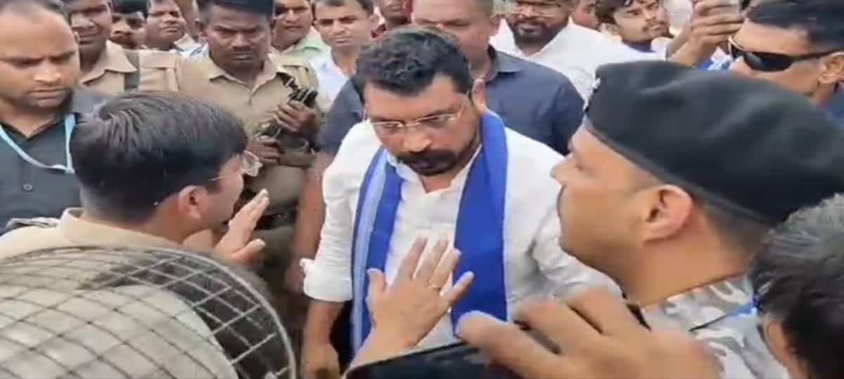 बाराबंकी में सांसद चंद्रशेखर के काफिले पर हमला, बाराबंकी चंद्रशेखर आजाद हमला, चंद्रशेखर आजाद काफिला पथराव, बाराबंकी न्यूज़, बाराबंकी क्राइम न्यूज़, उत्तर प्रदेश क्राइम न्यूज़, यूपी न्यूज़, रामनगर बाराबंकी, बुढ़वल चौराहा बाराबंकी, चंद्रशेखर आजाद गिरफ्तारी मामला, अमित सिंह गिरफ्तार, सांसद चंद्रशेखर हमला केस, चंद्रशेखर काफिला हमला एफआईआर, आजाद समाज पार्टी, नगीना सांसद चंद्रशेखर, बाराबंकी पुलिस, सीओ रामनगर गरिमा पंत, उत्तर प्रदेश पुलिस, गोंडा न्यूज़, विनोद साहनी मामला, कानून व्यवस्था उत्तर प्रदेश,Barabanki MP Chandrashekhar convoy attack, Chandrashekhar Azad convoy attack, Chandrashekhar Azad Barabanki news, Barabanki crime news, Barabanki latest news, Uttar Pradesh crime news, UP news, Ramnagar Barabanki, Budhwal Chowraha Barabanki, Chandrashekhar Azad attack case, Amit Singh arrested, Chandrashekhar Azad FIR, Azad Samaj Party news, Nagina MP Chandrashekhar Azad, Barabanki Police, Garima Pant CO Ramnagar, Uttar Pradesh Police, Gonda news, Vinod Sahani case, Chandrashekhar convoy stone pelting, Barabanki police investigation,#बाराबंकी, #Barabanki, #चंद्रशेखरआजाद, #ChandrashekharAzad, #चंद्रशेखर, #AzadSamajParty, #आजादसमाजपार्टी, #BarabankiNews, #UPNews, #UPPolice, #BarabankiPolice, #RamnagarBarabanki, #CrimeNews, #UPCrime, #NaginaMP, #ChandrashekharAzadNews,