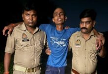 #Varanasi #ShreyaMurderCase #ShreyaUpadhyay #VivekChaubey #VaranasiCrime #UPPolice #PoliceEncounter #CrimeNews #VaranasiNews #UPNews ,वाराणसी श्रेया हत्याकांड, श्रेया उपाध्याय मर्डर केस, विवेक चौबे गिरफ्तार, विवेक चौबे एनकाउंटर, वाराणसी पुलिस मुठभेड़, वाराणसी क्राइम न्यूज, श्रेया हत्याकांड आरोपी, राजातालाब पुलिस, चोलापुर विवेक चौबे, वाराणसी हत्या मामला ,Varanasi Shreya Murder Case, Shreya Upadhyay Murder, Vivek Chaubey Arrested, Vivek Chaubey Encounter, Varanasi Police Encounter, Varanasi Crime News, Shreya Murder Case Accused, Rajatalab Police, UP Crime News, Varanasi Murder News,