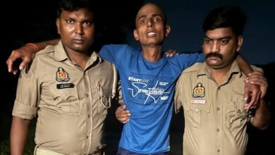 #Varanasi #ShreyaMurderCase #ShreyaUpadhyay #VivekChaubey #VaranasiCrime #UPPolice #PoliceEncounter #CrimeNews #VaranasiNews #UPNews ,वाराणसी श्रेया हत्याकांड, श्रेया उपाध्याय मर्डर केस, विवेक चौबे गिरफ्तार, विवेक चौबे एनकाउंटर, वाराणसी पुलिस मुठभेड़, वाराणसी क्राइम न्यूज, श्रेया हत्याकांड आरोपी, राजातालाब पुलिस, चोलापुर विवेक चौबे, वाराणसी हत्या मामला ,Varanasi Shreya Murder Case, Shreya Upadhyay Murder, Vivek Chaubey Arrested, Vivek Chaubey Encounter, Varanasi Police Encounter, Varanasi Crime News, Shreya Murder Case Accused, Rajatalab Police, UP Crime News, Varanasi Murder News,