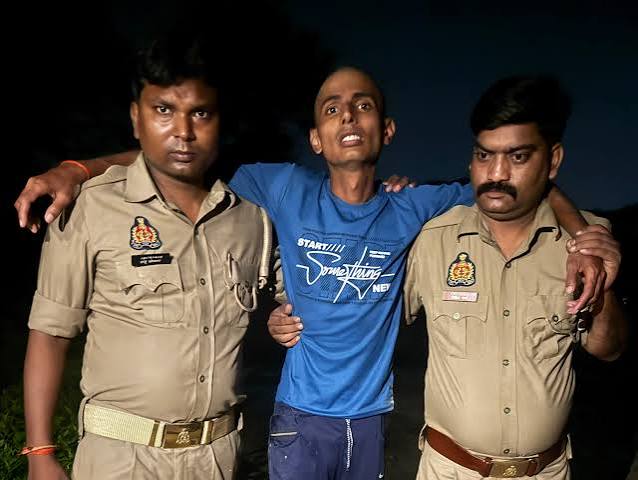 #Varanasi #ShreyaMurderCase #ShreyaUpadhyay #VivekChaubey #VaranasiCrime #UPPolice #PoliceEncounter #CrimeNews #VaranasiNews #UPNews ,वाराणसी श्रेया हत्याकांड, श्रेया उपाध्याय मर्डर केस, विवेक चौबे गिरफ्तार, विवेक चौबे एनकाउंटर, वाराणसी पुलिस मुठभेड़, वाराणसी क्राइम न्यूज, श्रेया हत्याकांड आरोपी, राजातालाब पुलिस, चोलापुर विवेक चौबे, वाराणसी हत्या मामला ,Varanasi Shreya Murder Case, Shreya Upadhyay Murder, Vivek Chaubey Arrested, Vivek Chaubey Encounter, Varanasi Police Encounter, Varanasi Crime News, Shreya Murder Case Accused, Rajatalab Police, UP Crime News, Varanasi Murder News,