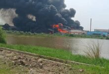 #HapurFactoryFire #HapurFire #ChemicalFactoryFire #Dhaulana #HapurNews #UPNews #FactoryFire #FireNews #हापुड़ #हापुड़फैक्ट्रीआग #धौलाना ,Hapur chemical factory fire, Hapur factory fire, Hapur fire news, Dhaulana industrial area fire, Hapur chemical recycling factory, chemical factory fire Hapur, Hapur factory accident, Triveni Medichem fire, Hapur fire incident ,हापुड़ केमिकल फैक्ट्री में आग, हापुड़ फैक्ट्री में आग, हापुड़ आग हादसा, धौलाना फैक्ट्री में आग, धौलाना औद्योगिक क्षेत्र आग, हापुड़ केमिकल फैक्ट्री, रीसाइक्लिंग फैक्ट्री में आग, हापुड़ फायर न्यूज, हापुड़ आग की खबर, केमिकल फैक्ट्री फायर ,