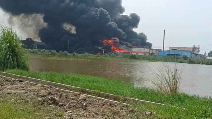 #HapurFactoryFire #HapurFire #ChemicalFactoryFire #Dhaulana #HapurNews #UPNews #FactoryFire #FireNews #हापुड़ #हापुड़फैक्ट्रीआग #धौलाना ,Hapur chemical factory fire, Hapur factory fire, Hapur fire news, Dhaulana industrial area fire, Hapur chemical recycling factory, chemical factory fire Hapur, Hapur factory accident, Triveni Medichem fire, Hapur fire incident ,हापुड़ केमिकल फैक्ट्री में आग, हापुड़ फैक्ट्री में आग, हापुड़ आग हादसा, धौलाना फैक्ट्री में आग, धौलाना औद्योगिक क्षेत्र आग, हापुड़ केमिकल फैक्ट्री, रीसाइक्लिंग फैक्ट्री में आग, हापुड़ फायर न्यूज, हापुड़ आग की खबर, केमिकल फैक्ट्री फायर ,