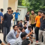लखनऊ विश्वविद्यालय छात्रों का प्रदर्शन, Lucknow University students protest, न्यू कैंपस में छात्रों का धरना, हॉस्टल के खाने के खिलाफ प्रदर्शन, Lucknow University hostel food protest, छात्रों ने गेट नंबर एक बंद किया, Lucknow University New Campus Protest, लखनऊ विश्वविद्यालय छात्र प्रदर्शन, Lucknow University Students Protest, लखनऊ यूनिवर्सिटी हॉस्टल, Lucknow University Hostel Food, हॉस्टल में खराब खाना, लखनऊ विश्वविद्यालय न्यू कैंपस, छात्र धरना, मेस की खराब व्यवस्था, Kautilya Hostel Lucknow University, Homi J Bhabha Hostel, Lucknow News, Uttar Pradesh News,