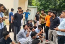 लखनऊ विश्वविद्यालय छात्रों का प्रदर्शन, Lucknow University students protest, न्यू कैंपस में छात्रों का धरना, हॉस्टल के खाने के खिलाफ प्रदर्शन, Lucknow University hostel food protest, छात्रों ने गेट नंबर एक बंद किया, Lucknow University New Campus Protest, लखनऊ विश्वविद्यालय छात्र प्रदर्शन, Lucknow University Students Protest, लखनऊ यूनिवर्सिटी हॉस्टल, Lucknow University Hostel Food, हॉस्टल में खराब खाना, लखनऊ विश्वविद्यालय न्यू कैंपस, छात्र धरना, मेस की खराब व्यवस्था, Kautilya Hostel Lucknow University, Homi J Bhabha Hostel, Lucknow News, Uttar Pradesh News,
