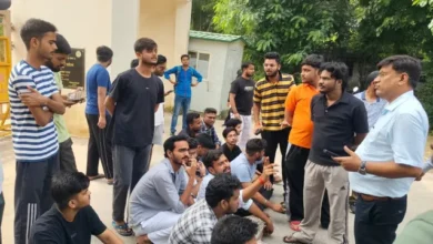 लखनऊ विश्वविद्यालय छात्रों का प्रदर्शन, Lucknow University students protest, न्यू कैंपस में छात्रों का धरना, हॉस्टल के खाने के खिलाफ प्रदर्शन, Lucknow University hostel food protest, छात्रों ने गेट नंबर एक बंद किया, Lucknow University New Campus Protest, लखनऊ विश्वविद्यालय छात्र प्रदर्शन, Lucknow University Students Protest, लखनऊ यूनिवर्सिटी हॉस्टल, Lucknow University Hostel Food, हॉस्टल में खराब खाना, लखनऊ विश्वविद्यालय न्यू कैंपस, छात्र धरना, मेस की खराब व्यवस्था, Kautilya Hostel Lucknow University, Homi J Bhabha Hostel, Lucknow News, Uttar Pradesh News,