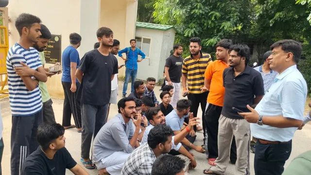 लखनऊ विश्वविद्यालय छात्रों का प्रदर्शन, Lucknow University students protest, न्यू कैंपस में छात्रों का धरना, हॉस्टल के खाने के खिलाफ प्रदर्शन, Lucknow University hostel food protest, छात्रों ने गेट नंबर एक बंद किया, Lucknow University New Campus Protest, लखनऊ विश्वविद्यालय छात्र प्रदर्शन, Lucknow University Students Protest, लखनऊ यूनिवर्सिटी हॉस्टल, Lucknow University Hostel Food, हॉस्टल में खराब खाना, लखनऊ विश्वविद्यालय न्यू कैंपस, छात्र धरना, मेस की खराब व्यवस्था, Kautilya Hostel Lucknow University, Homi J Bhabha Hostel, Lucknow News, Uttar Pradesh News,