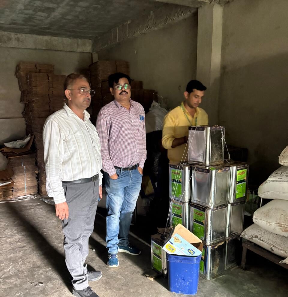 लखनऊ में खाद्य पदार्थों के नमूने फेल, लखनऊ खाद्य सुरक्षा विभाग, लखनऊ FSDA, खाद्य पदार्थ जांच, शहद जांच फेल, दूध जांच फेल, खोआ जांच फेल, पनीर जांच फेल, किशमिश जांच फेल, खाद्य तेल जांच फेल, लखनऊ खाद्य विभाग कार्रवाई, खाद्य सुरक्षा कार्रवाई लखनऊ, खाद्य कारोबारियों पर जुर्माना, लखनऊ में 5.90 लाख जुर्माना, एमपी सिंह, विजय प्रताप सिंह, खाद्य सुरक्षा एवं औषधि प्रशासन उत्तर प्रदेश, लखनऊ न्यूज, Lucknow Food Samples Failed, Lucknow Food Safety Department, Lucknow FSDA, Food Safety Action Lucknow, Honey Sample Failed, Milk Sample Failed, Khoa Sample Failed, Paneer Sample Failed, Raisins Sample Failed, Edible Oil Sample Failed, Lucknow Food Department, Food Safety UP, Food Traders Fine Lucknow, Rs 5.90 Lakh Fine, MP Singh, Vijay Pratap Singh, Uttar Pradesh Food Safety, #LucknowNews, #Lucknow, #FoodSafety, #FoodSamples, #FSDA, #FoodSafetyDepartment, #LucknowFoodSafety, #UPNews, #UttarPradesh, #FoodAdulteration, #MilkSample, #HoneySample, #Khoa, #Paneer, #FoodDepartment, #LucknowFSDA,