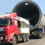 बहराइच के नानपारा टोल प्लाजा के पास भारी औद्योगिक वेसल लेकर गुजरता 308 पहियों वाला विशाल ट्रक