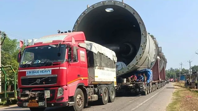बहराइच के नानपारा टोल प्लाजा के पास भारी औद्योगिक वेसल लेकर गुजरता 308 पहियों वाला विशाल ट्रक