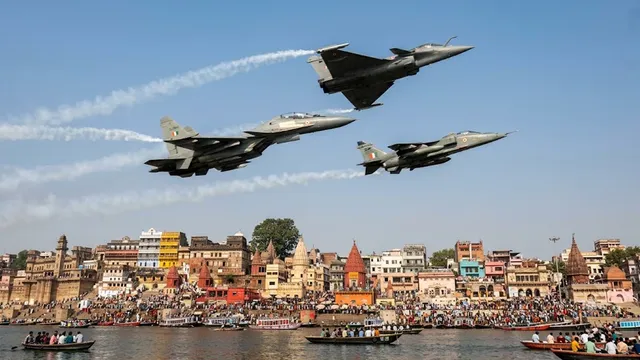 वाराणसी,Varanasi Air Show, Namo Ghat Air Show, Varanasi Air Show Advisory, Sukhoi Rafale Jaguar, banned items at air show, Varanasi traffic advisory, Namo Ghat security arrangements, DM Chandra Mohan Garg, Varanasi latest news,#VaranasiAirShow #NamoGhat #Rafale #Sukhoi #Jaguar #VaranasiNews #UPNews #वाराणसी #नमोगाट #एयरशो #उत्तरप्रदेशसमाचार,वाराणसी एयर शो, नमो घाट एयर शो, वाराणसी एयर शो एडवाइजरी, सुखोई राफेल जगुआर, वाराणसी में लड़ाकू विमानों का प्रदर्शन, एयर शो में प्रतिबंधित सामान, ड्रोन पर प्रतिबंध, नमो घाट सुरक्षा व्यवस्था, डीएम चंद्र मोहन गर्ग, वाराणसी ट्रैफिक एडवाइजरी, चंदौली समाचार, वाराणसी ताजा खबर,