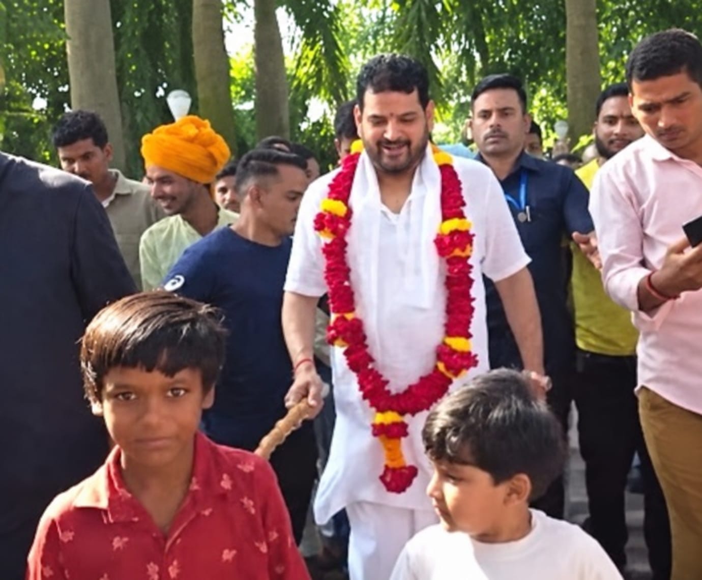 #BrijBhushanSingh, #बृजभूषणशरणसिंह, #GondaNews, #UPPolitics, #SocialHarmony, #CastePolitics, #AkhileshYadav, #UttarPradeshNews, #जातीयएकता, #राजनीतिसमाचार,Brij Bhushan Sharan Singh, Brij Bhushan Singh Viral Video, Brij Bhushan Singh Caste Statement, General and OBC Caste, Caste Divide in India, Social Harmony, Children Friendship Video, Gonda News, Uttar Pradesh Politics, Akhilesh Yadav Brij Bhushan Singh,बृजभूषण शरण सिंह, बृजभूषण सिंह का बयान, बृजभूषण सिंह वायरल वीडियो, अगड़ी पिछड़ी जाति, जातिगत भेदभाव, जातीय एकता, सामाजिक सद्भाव, बच्चों की दोस्ती, गोंडा समाचार, कैसरगंज पूर्व सांसद, अखिलेश यादव बृजभूषण सिंह, उत्तर प्रदेश राजनीति, यूपी राजनीतिक समाचार,