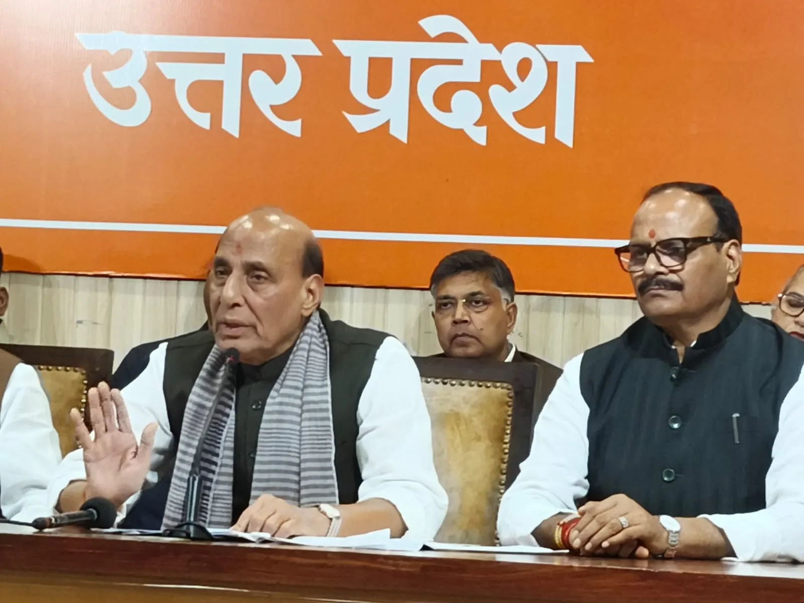राजनाथ सिंह लखनऊ, राजनाथ सिंह का विपक्ष पर हमला, राजनाथ सिंह प्रेस कॉन्फ्रेंस, बांग्लादेश की तर्ज पर सत्ता परिवर्तन, राहुल गांधी वोट चोरी आरोप, कांग्रेस पर राजनाथ सिंह का बयान, लखनऊ राजनीतिक समाचार, उत्तर प्रदेश राजनीति, लखनऊ न्यूज टुडे, रक्षा मंत्री राजनाथ सिंह, SIR विवाद, चुनाव सुधार विवाद, निर्वाचन आयोग विवाद, लोकतांत्रिक संस्थाएं, इंदिरा गांधी आपातकाल, केंद्र सरकार और विपक्ष,Rajnath Singh in Lucknow, Rajnath Singh Latest News, Rajnath Singh Press Conference, Rajnath Singh Slams Opposition, Bangladesh Style Power Change, Rahul Gandhi Vote Theft Allegations, Congress BJP Political News, Lucknow Political News, Uttar Pradesh Politics, UP News Today, India Election Controversy, Special Intensive Revision SIR, Election Commission of India, Rajnath Singh Statement, Indian Democracy News,लखनऊ में रक्षा मंत्री राजनाथ सिंह की प्रेस कॉन्फ्रेंस, राजनाथ सिंह का विपक्ष पर हमला, राजनाथ सिंह राहुल गांधी वोट चोरी विवाद, राजनाथ सिंह बांग्लादेश सत्ता परिवर्तन बयान, लखनऊ उत्तर प्रदेश राजनीतिक समाचार, राजनाथ सिंह कांग्रेस SIR विवाद,Rajnath Singh press conference in Lucknow, Defence Minister Rajnath Singh on opposition, Rajnath Singh Rahul Gandhi vote theft allegations, Rajnath Singh Bangladesh style power change remarks, Lucknow Uttar Pradesh political news, Rajnath Singh Congress SIR controversy,#RajnathSingh, #LucknowNews, #UPNews, #UttarPradeshPolitics, #RahulGandhi, #Congress, #SIR, #ElectionCommission, #IndianPolitics, #राजनाथसिंह, #लखनऊसमाचार, #उत्तरप्रदेशराजनीति, #राहुलगांधी, #वोटचोरीविवाद, #चुनावसुधार,