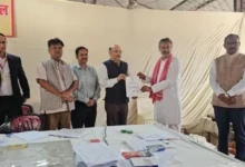 आगरा एमएलसी चुनाव में विजयी सपा प्रत्याशी डॉ आकाश अग्रवाल, Agra MLC winner Akash Agarwal, Akash Agarwal victory certificate, Agra Teacher MLC Election 2026 Result,