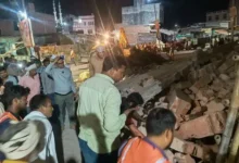 Bulandshahr House Collapse Chhatari, Uncle Nephew Death, NDRF Rescue Operation October 2026.बुलंदशहर के छतारी में मकान गिरने का हादसा, आजाद रोड पर मकान ढहने से दो की मौत, मलबे में दबकर चाचा भतीजे की मौत, बुलंदशहर मकान हादसे में महिला घायल, जेसीबी से मलबा हटाकर चलाया गया रेस्क्यू अभियान, छतारी में पुलिस प्रशासन की राहत बचाव कार्रवाई,