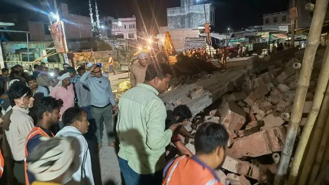 Bulandshahr House Collapse Chhatari, Uncle Nephew Death, NDRF Rescue Operation October 2026.बुलंदशहर के छतारी में मकान गिरने का हादसा, आजाद रोड पर मकान ढहने से दो की मौत, मलबे में दबकर चाचा भतीजे की मौत, बुलंदशहर मकान हादसे में महिला घायल, जेसीबी से मलबा हटाकर चलाया गया रेस्क्यू अभियान, छतारी में पुलिस प्रशासन की राहत बचाव कार्रवाई,