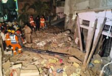 धमाका, ध्वस्त मकान, विस्फोट से क्षतिग्रस्त घर, वाराणसी हादसा स्थल,Varanasi Sarnath firecracker factory blast, Paigambarpur explosion Varanasi, Sarnath blast news, Varanasi factory explosion, firecracker factory accident Uttar Pradesh, Paigambarpur house collapse, Varanasi local news, Sarnath breaking news, Varanasi district news, firecracker safety investigation, explosion damages houses, Uttar Pradesh incident news,वाराणसी सारनाथ पटाखा फैक्ट्री ब्लास्ट, वाराणसी में पटाखा फैक्ट्री में धमाका, सारनाथ पैगंबरपुर विस्फोट, पैगंबरपुर में मकान ध्वस्त, वाराणसी ब्लास्ट न्यूज, सारनाथ धमाका आज, वाराणसी हादसा समाचार, राजू खान का मकान, पटाखा फैक्ट्री विस्फोट, वाराणसी जिला समाचार, उत्तर प्रदेश क्राइम न्यूज, वाराणसी स्थानीय समाचार, संकरी गली में विस्फोट, मकानों के शीशे टूटे, पटाखा फैक्ट्री सुरक्षा जांच,