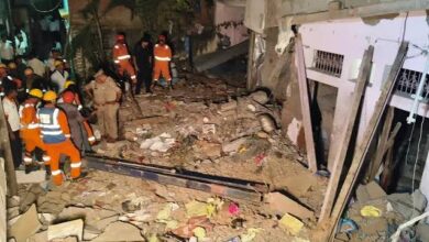 धमाका, ध्वस्त मकान, विस्फोट से क्षतिग्रस्त घर, वाराणसी हादसा स्थल,Varanasi Sarnath firecracker factory blast, Paigambarpur explosion Varanasi, Sarnath blast news, Varanasi factory explosion, firecracker factory accident Uttar Pradesh, Paigambarpur house collapse, Varanasi local news, Sarnath breaking news, Varanasi district news, firecracker safety investigation, explosion damages houses, Uttar Pradesh incident news,वाराणसी सारनाथ पटाखा फैक्ट्री ब्लास्ट, वाराणसी में पटाखा फैक्ट्री में धमाका, सारनाथ पैगंबरपुर विस्फोट, पैगंबरपुर में मकान ध्वस्त, वाराणसी ब्लास्ट न्यूज, सारनाथ धमाका आज, वाराणसी हादसा समाचार, राजू खान का मकान, पटाखा फैक्ट्री विस्फोट, वाराणसी जिला समाचार, उत्तर प्रदेश क्राइम न्यूज, वाराणसी स्थानीय समाचार, संकरी गली में विस्फोट, मकानों के शीशे टूटे, पटाखा फैक्ट्री सुरक्षा जांच,