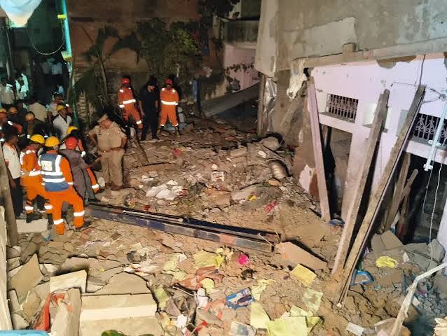 धमाका, ध्वस्त मकान, विस्फोट से क्षतिग्रस्त घर, वाराणसी हादसा स्थल,Varanasi Sarnath firecracker factory blast, Paigambarpur explosion Varanasi, Sarnath blast news, Varanasi factory explosion, firecracker factory accident Uttar Pradesh, Paigambarpur house collapse, Varanasi local news, Sarnath breaking news, Varanasi district news, firecracker safety investigation, explosion damages houses, Uttar Pradesh incident news,वाराणसी सारनाथ पटाखा फैक्ट्री ब्लास्ट, वाराणसी में पटाखा फैक्ट्री में धमाका, सारनाथ पैगंबरपुर विस्फोट, पैगंबरपुर में मकान ध्वस्त, वाराणसी ब्लास्ट न्यूज, सारनाथ धमाका आज, वाराणसी हादसा समाचार, राजू खान का मकान, पटाखा फैक्ट्री विस्फोट, वाराणसी जिला समाचार, उत्तर प्रदेश क्राइम न्यूज, वाराणसी स्थानीय समाचार, संकरी गली में विस्फोट, मकानों के शीशे टूटे, पटाखा फैक्ट्री सुरक्षा जांच,