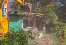 Ramnagar Bulldozer Action Uttarakhand, Puchhadi Village Demolition Drive, Nainital Encroachment Removal, Uttarakhand Forest Land Eviction, Ramnagar Police Deployment, 525 Police Personnel in Ramnagar, PAC Deployment Uttarakhand, Forest Encroachment Drive India,रामनगर पुछड़ी गांव में बुलडोजर कार्रवाई, उत्तराखंड में वन भूमि से अतिक्रमण हटाने का अभियान, नैनीताल जिले में प्रशासन की कार्रवाई, रामनगर में पुलिस और पीएसी की तैनाती, पुछड़ी गांव में मकानों का ध्वस्तीकरण, वन विभाग की जमीन खाली कराने का अभियान,